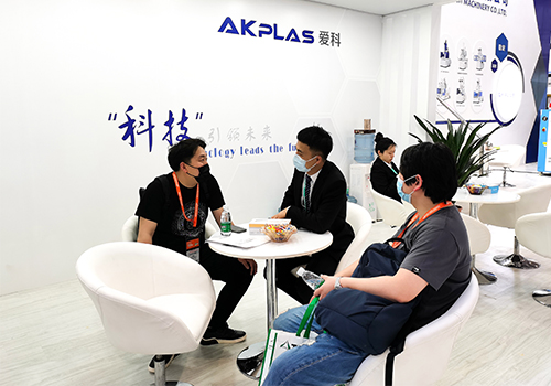 愛科機械參加CHINAPLAS2021，講解注塑機